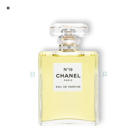 Eleganter Flakon Chanel N°19 Eau de Parfum Luxusparfum für Damen auf weißem Hintergrund