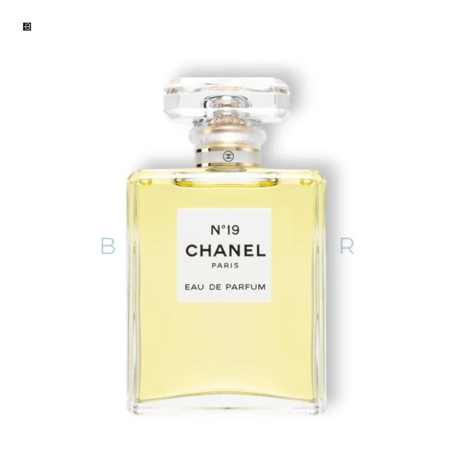 Chanel No. 19 Eau de Parfum Flakon mit gelber Flüssigkeit auf weißem Hintergrund