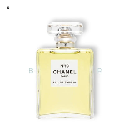 Chanel No. 19 Eau de Parfum Flakon mit gelber Flüssigkeit auf weißem Hintergrund