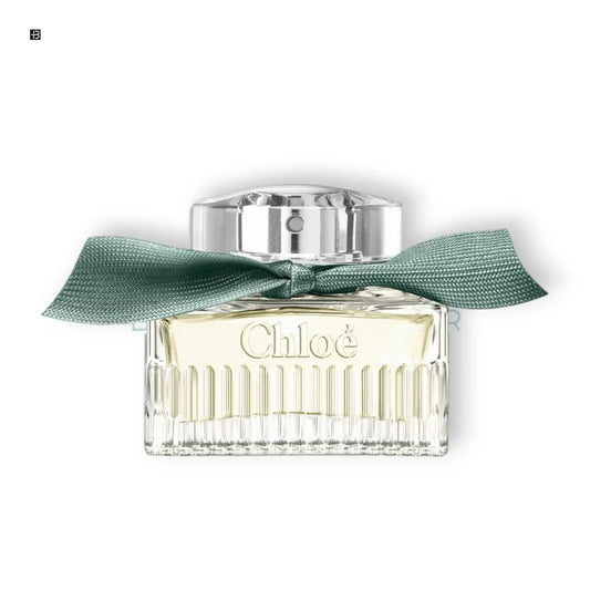 Elegantes Damenparfum in Glasflakon mit silbernem Deckel und grüner Schleife, Aufschrift Chloé