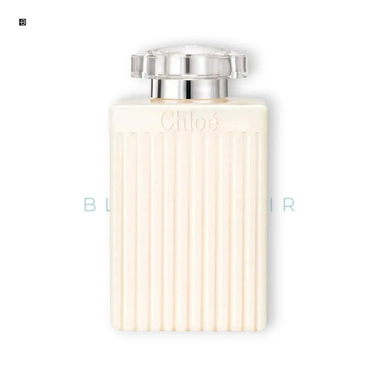 Eleganter cremefarbener Parfumflakon mit Relief-Design und transparentem Verschluss auf weißem Hintergrund.