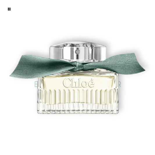 Luxuriöses Damenduft Parfum in elegantem Glasflakon mit grünlicher Schleife und silbernem Verschluss.