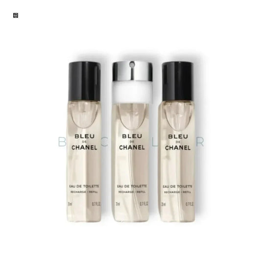 Drei Bleu de Chanel Eau de Toilette Nachfüllflakons mit schwarzen und silbernen Kappen.