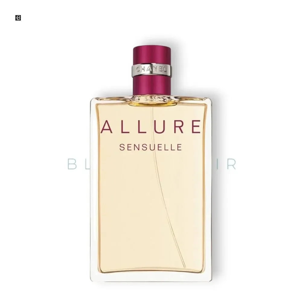 Ein gläserner Flakon des Chanel Allure Sensuelle Eau de Parfum mit weinrotem Verschluss.