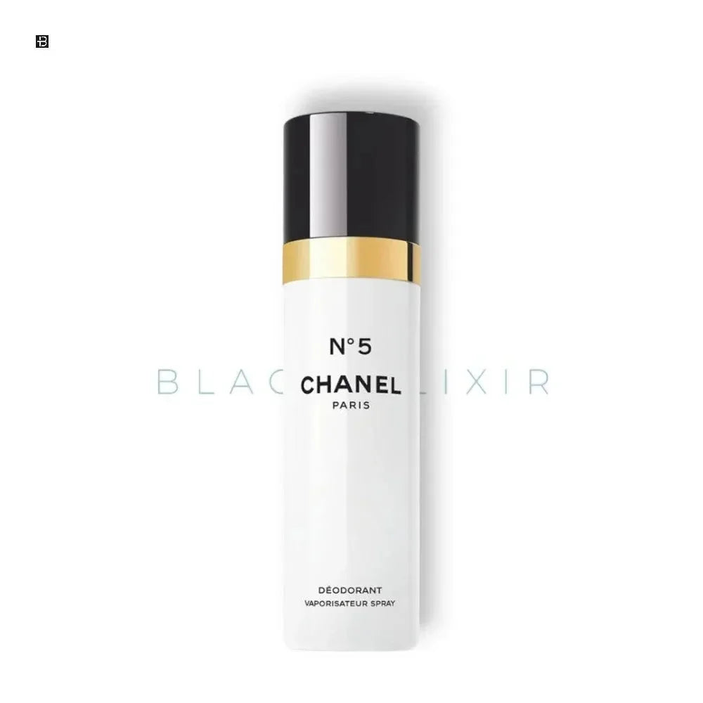 Weißes Chanel N°5 Deodorant Spray mit schwarzem Deckel und goldener Zier, freigestellt.