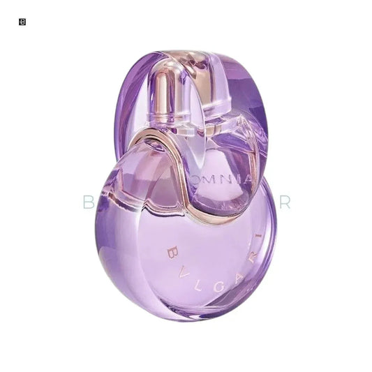 Lila Damenparfum-Flakon in modernem Design auf weißem Hintergrund, Luxus Duft