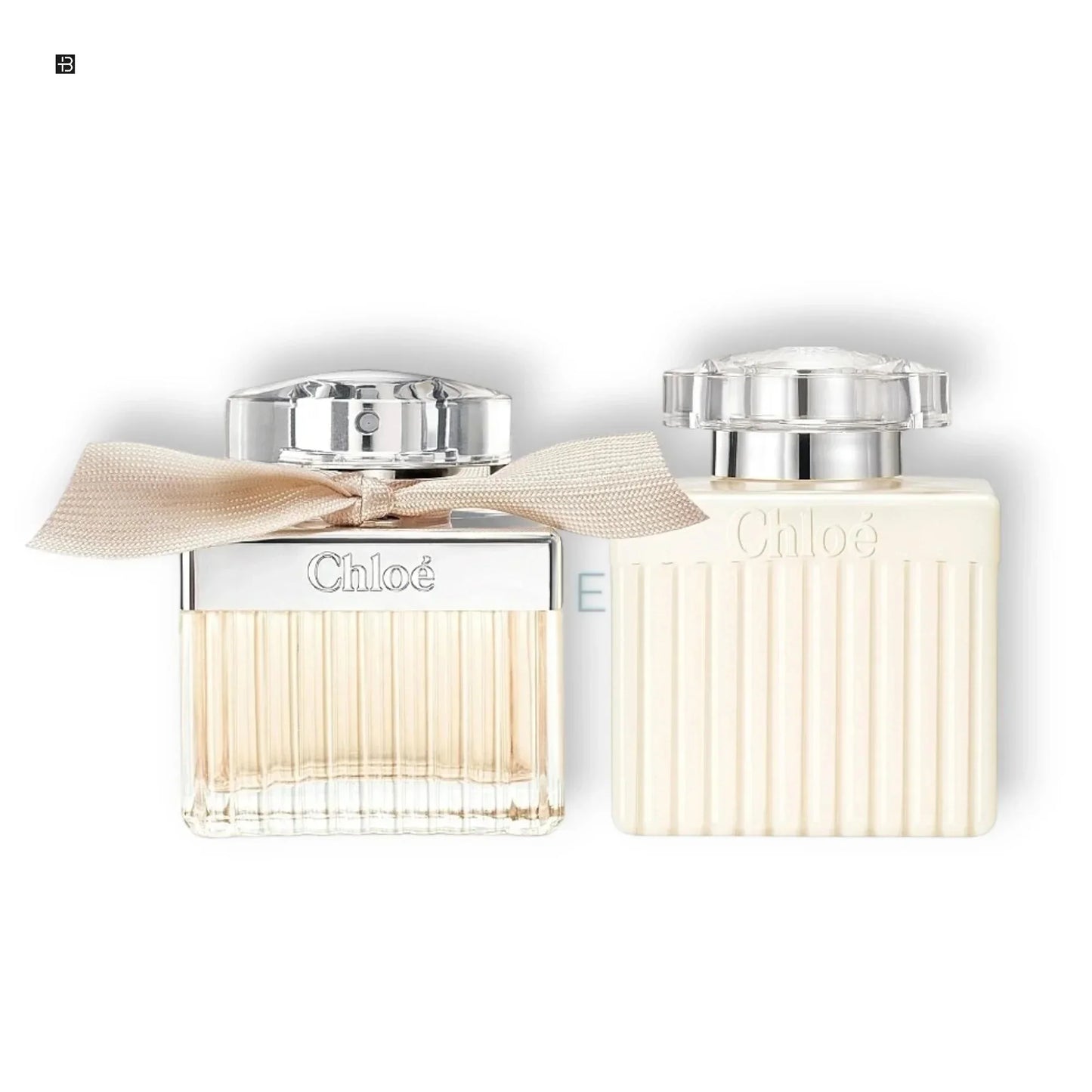 Zwei Chloé Damenparfums mit Schleife und Kappe, luxuriöse Duftflakons auf weißem Hintergrund.