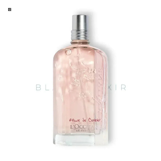 Luxus Damenparfum mit rosa Flüssigkeit in verziertem Glasflakon, silberner Verschluss