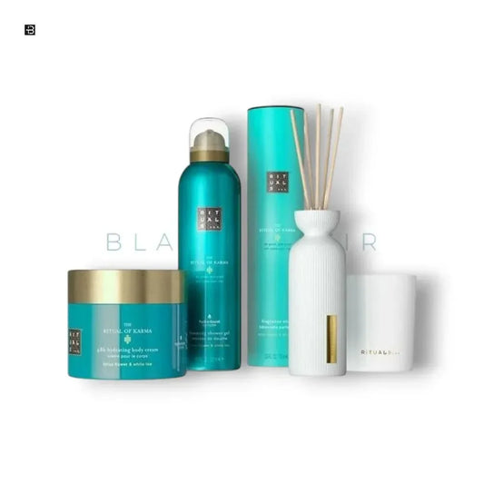 Luxuriöse Körperpflegeprodukte Set mit Duschgel, Body Cream, Duftstäbchen und Duftkerze auf weißem Hintergrund