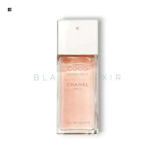 Edles Damenparfum, rechteckiger Flakon mit roséfarbenem Duft und weißem Verschluss auf weißem Hintergrund.