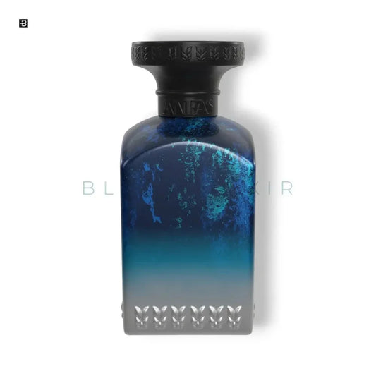 Luxuriöses Parfumflakon in Blau mit elegantem Muster auf weißem Hintergrund