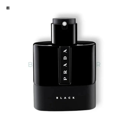 Schwarzer Parfümflakon mit Aufschrift PRADA BLACK, edles Herrenparfum, freigestellt