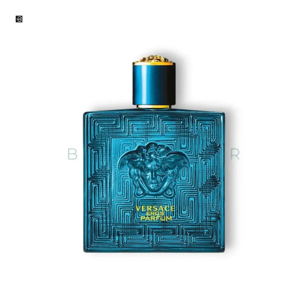 Blauer, verzierter Flakon eines Luxusparfums mit goldener Medusa und goldener Verschlusskappe