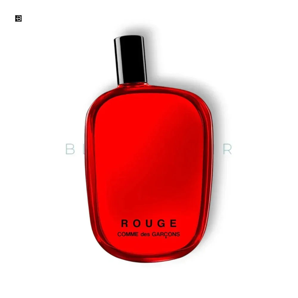 Rotes Parfumflakon Comme des Garçons Rouge vor weißem Hintergrund, Luxusduft Unisex