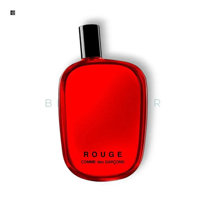 Rotes Parfumflakon Comme des Garçons Rouge vor weißem Hintergrund, Luxusduft Unisex