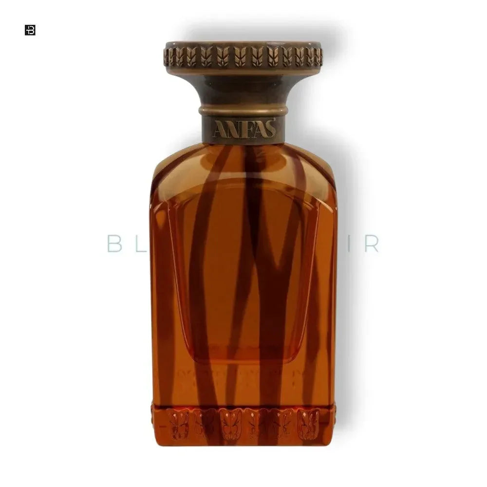 Luxus Parfum in elegantem, braun-goldenem Flakon für Damen und Herren auf weißem Hintergrund
