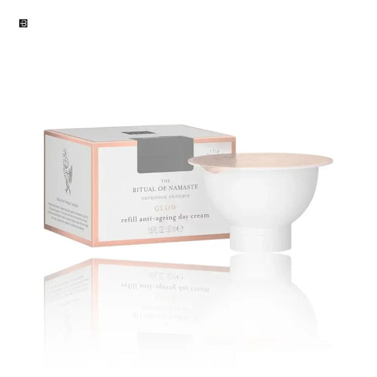 Nachfüllpackung Ritual of Namaste Glow Anti-Aging Tagescreme vor Produktverpackung