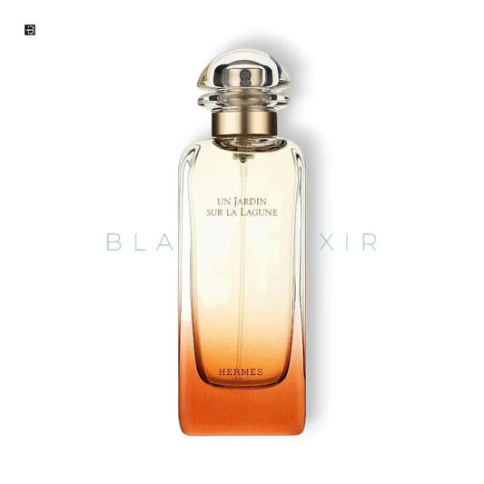 Luxuriöses Parfumflakon Un Jardin Sur La Lagune mit goldfarbenem Verschluss auf weißem Hintergrund