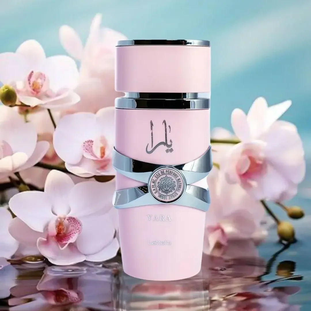 Eleganter rosa Parfumflakon Yara von Lattafa vor hellen Orchideenblüten, luxuriöser Damenduft