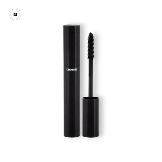 Schwarze Mascara von Chanel mit geöffnetem Bürstchen vor weißem Hintergrund
