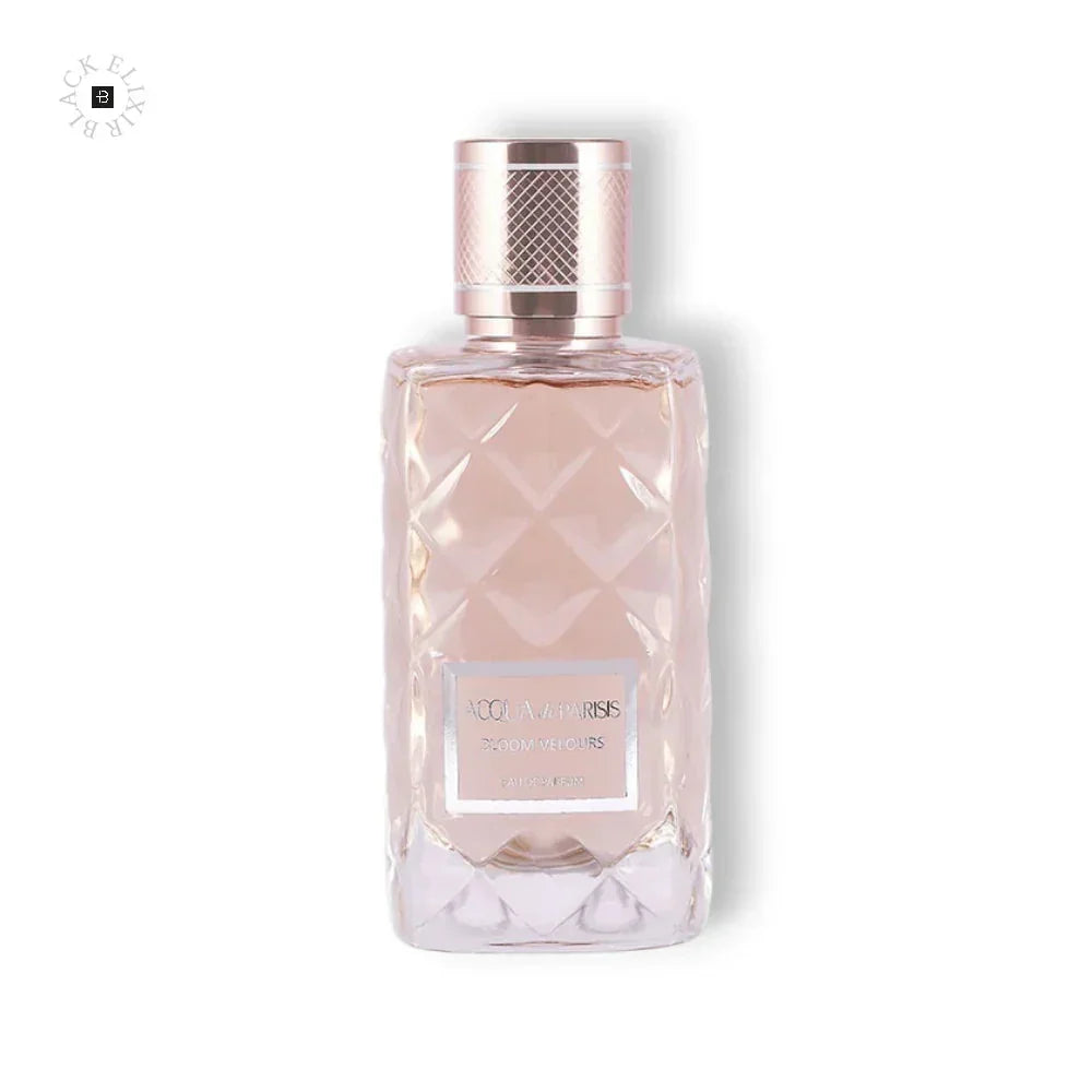 Luxuriöses Parfum in elegantem, facettiertem Flakon mit roséfarbenem Duft für Damen.