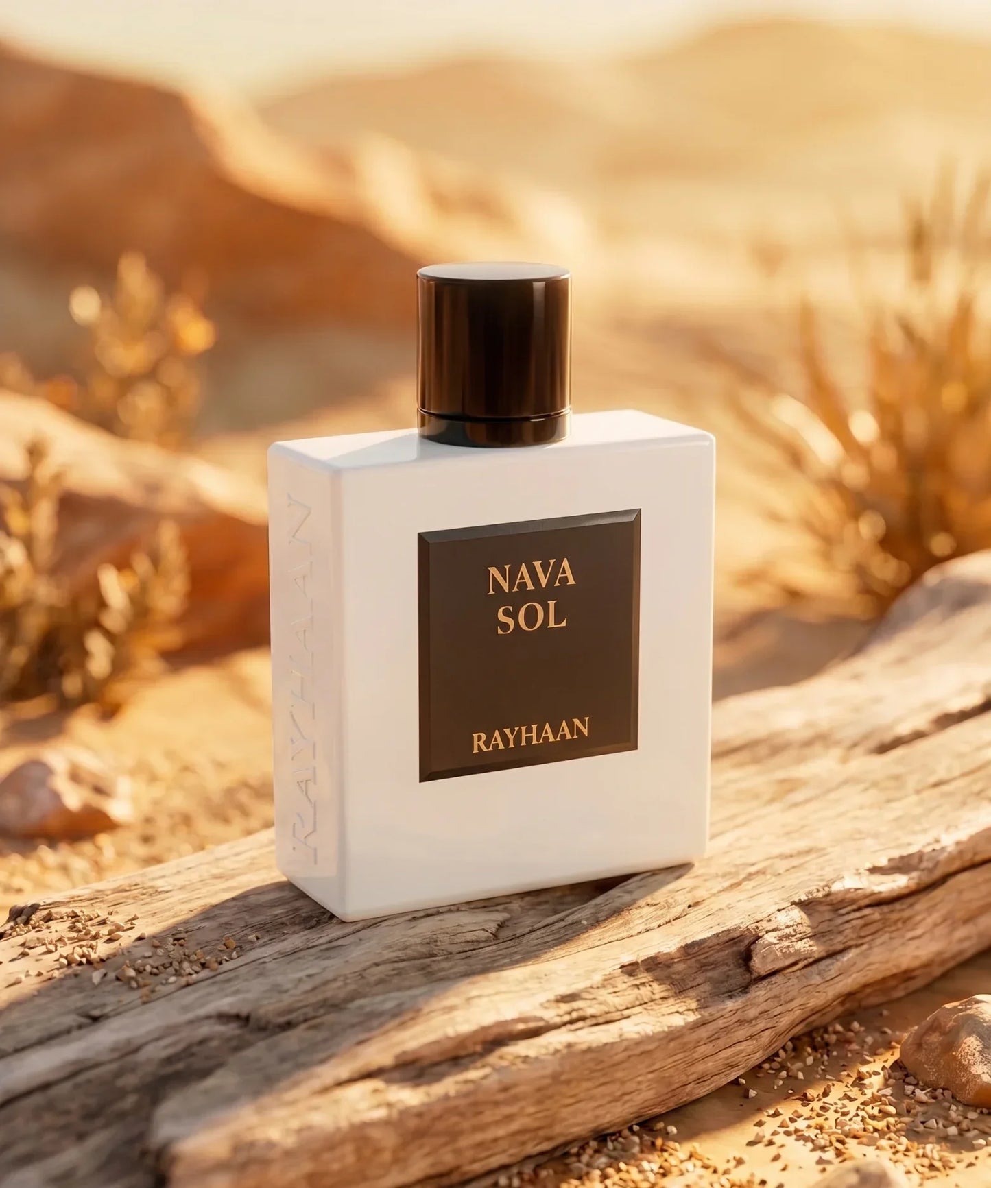 Nava Sol von Rayhaan Parfumflakon in weißem Design auf Holz im Wüstensand.