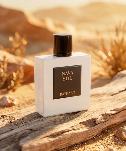 Nava Sol von Rayhaan Parfumflakon in weißem Design auf Holz im Wüstensand.