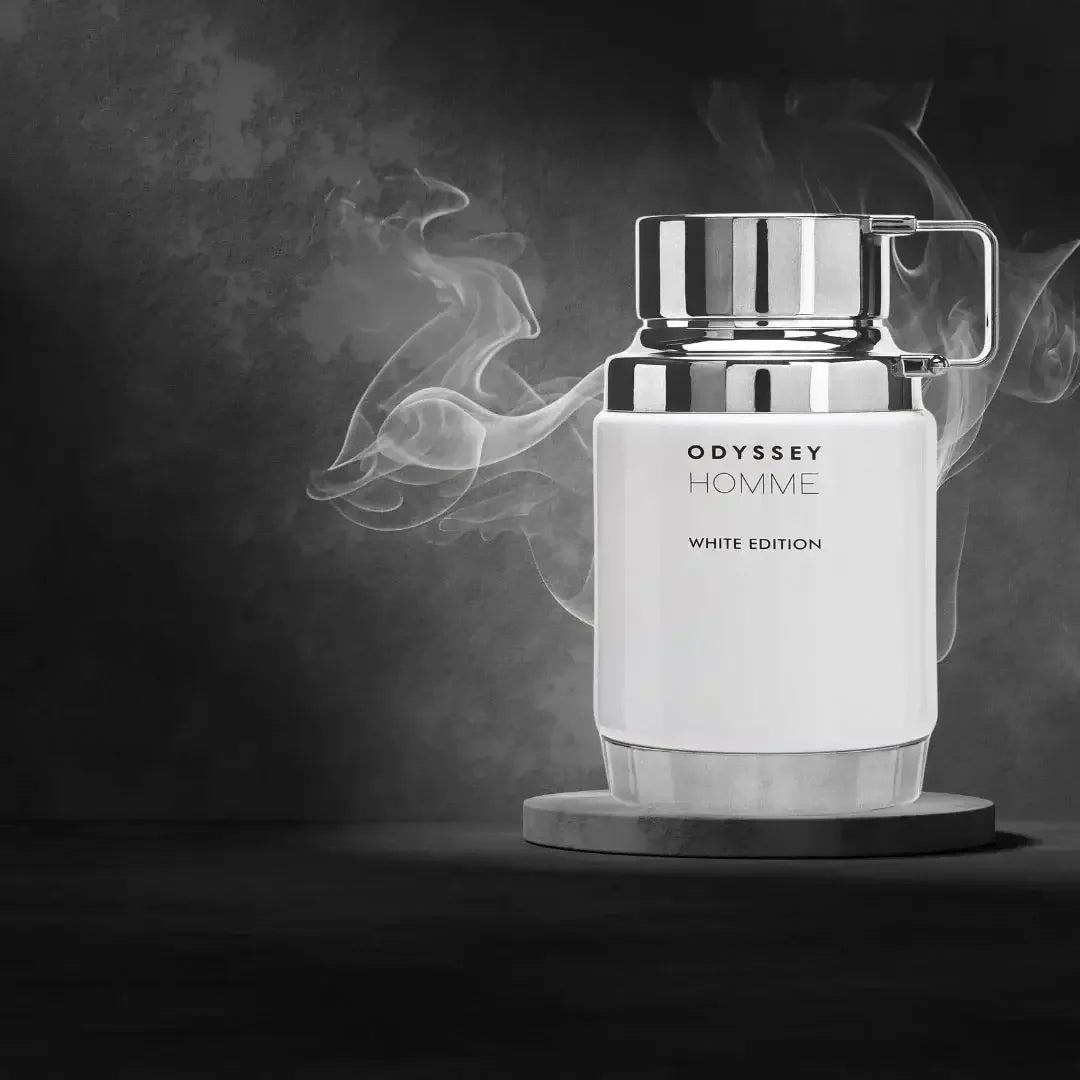 Edles Herrenparfum Odyssey Homme White Edition Flakon vor dunklem, rauchigem Hintergrund.