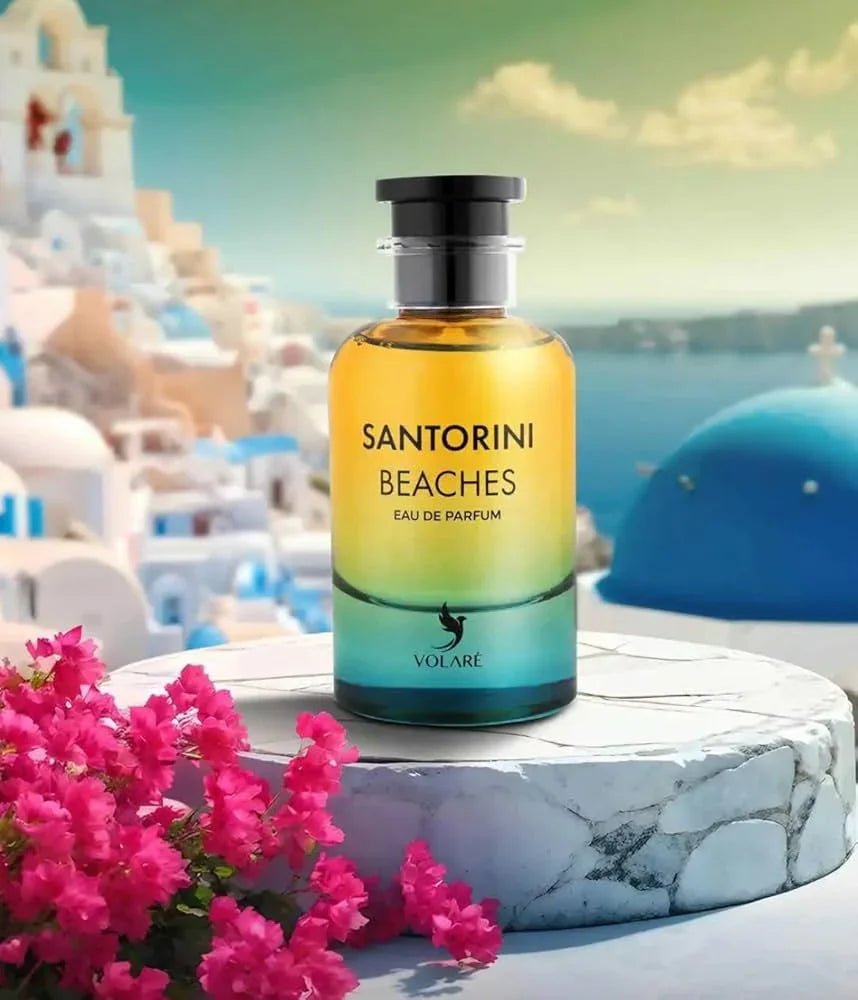 Santorini Beaches Eau de Parfum Flakon auf Marmorplatte, mit Meer, Blumen und Santorini-Kulisse