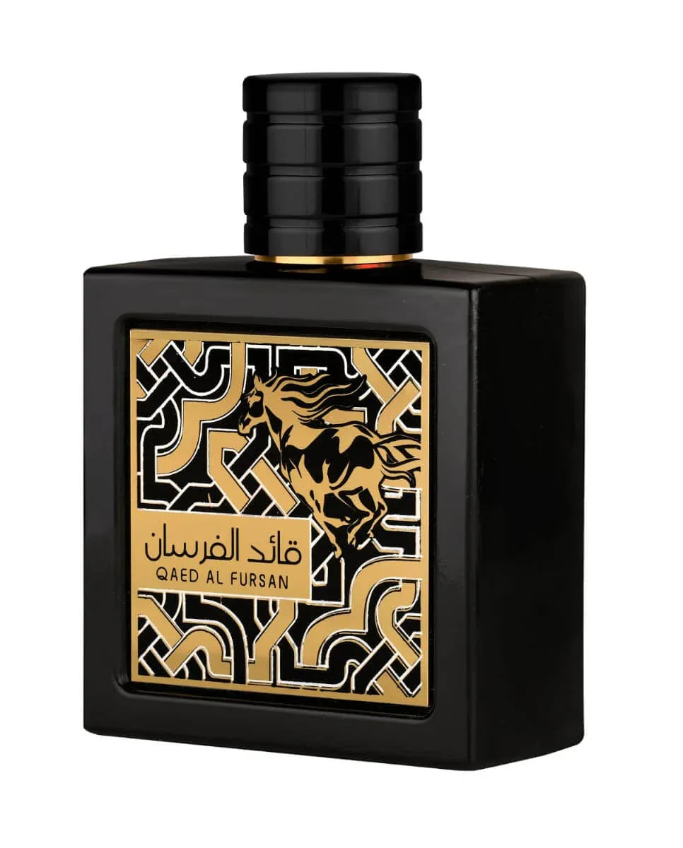 Schwarzer Luxusparfum-Flakon mit goldener Pferdegrafik und orientalischem Muster, Qaed Al Fursan.