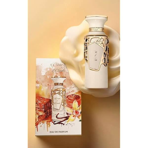 Luxuriöses Eau de Parfum in cremefarbener Flasche mit goldenen Akzenten neben dekorativer Verpackung.