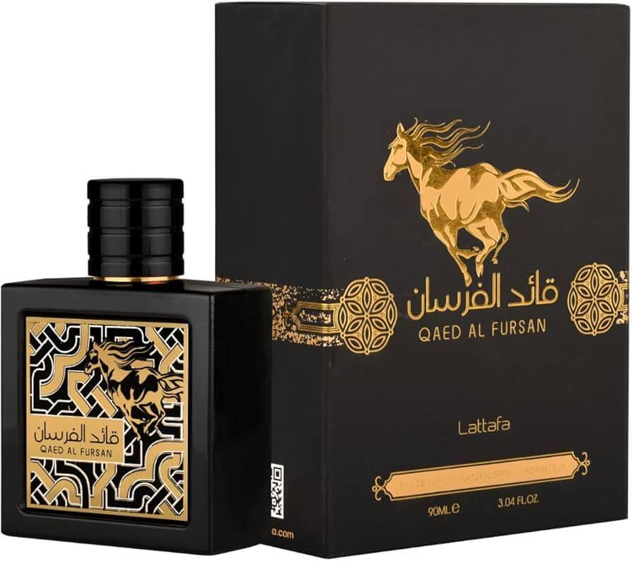 Luxusparfum Qaed Al Fursan von Lattafa, schwarze Flasche mit goldener Verzierung und Pferdemotiv