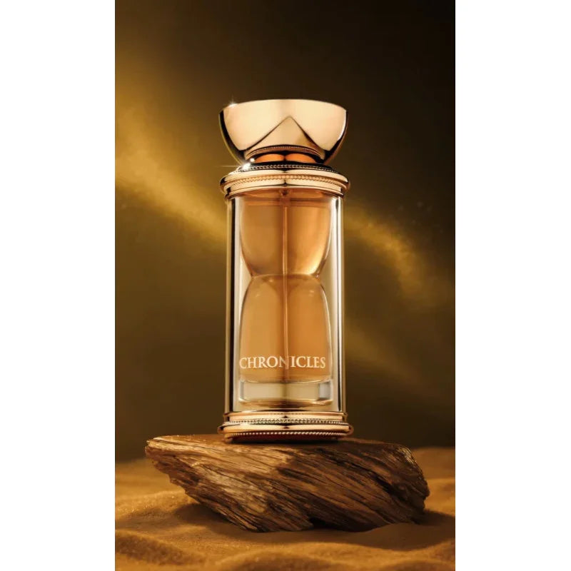 Luxuriöser Parfumflakon aus Glas mit goldenen Akzenten, auf Holz, vor goldenem Hintergrund