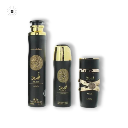 Drei schwarze und goldene Parfümflakons und Sprays für Damen und Herren vor schwarzem Hintergrund