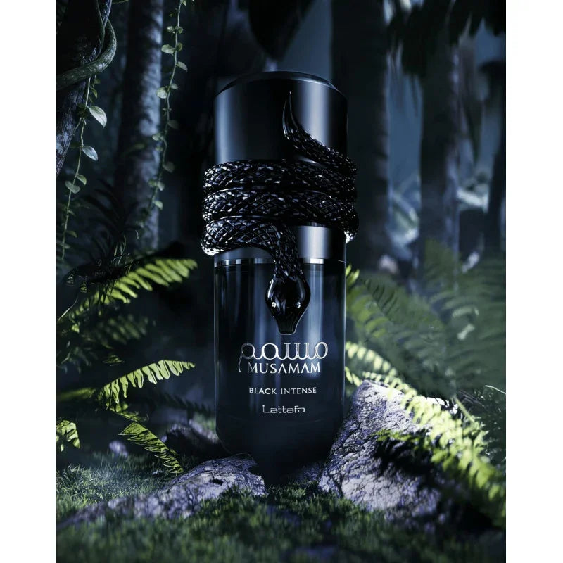 Edles schwarzes Parfumflakon mit Schlangendekor in mystischer Dschungelumgebung, Lattafa, Unisex-Duft