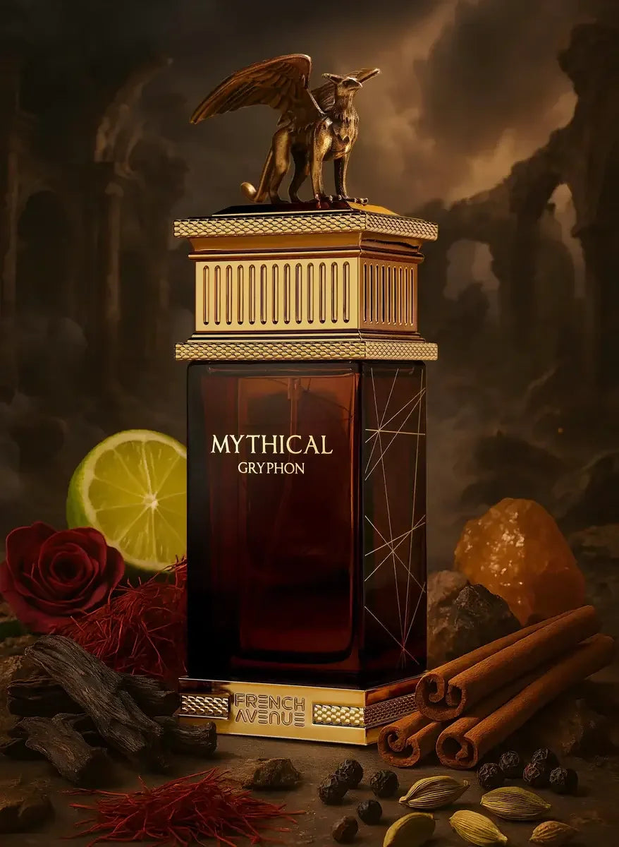 Luxusparfum-Flakon mit goldener Greifenfigur, Limette, Rose und Gewürzen vor mystischem Hintergrund