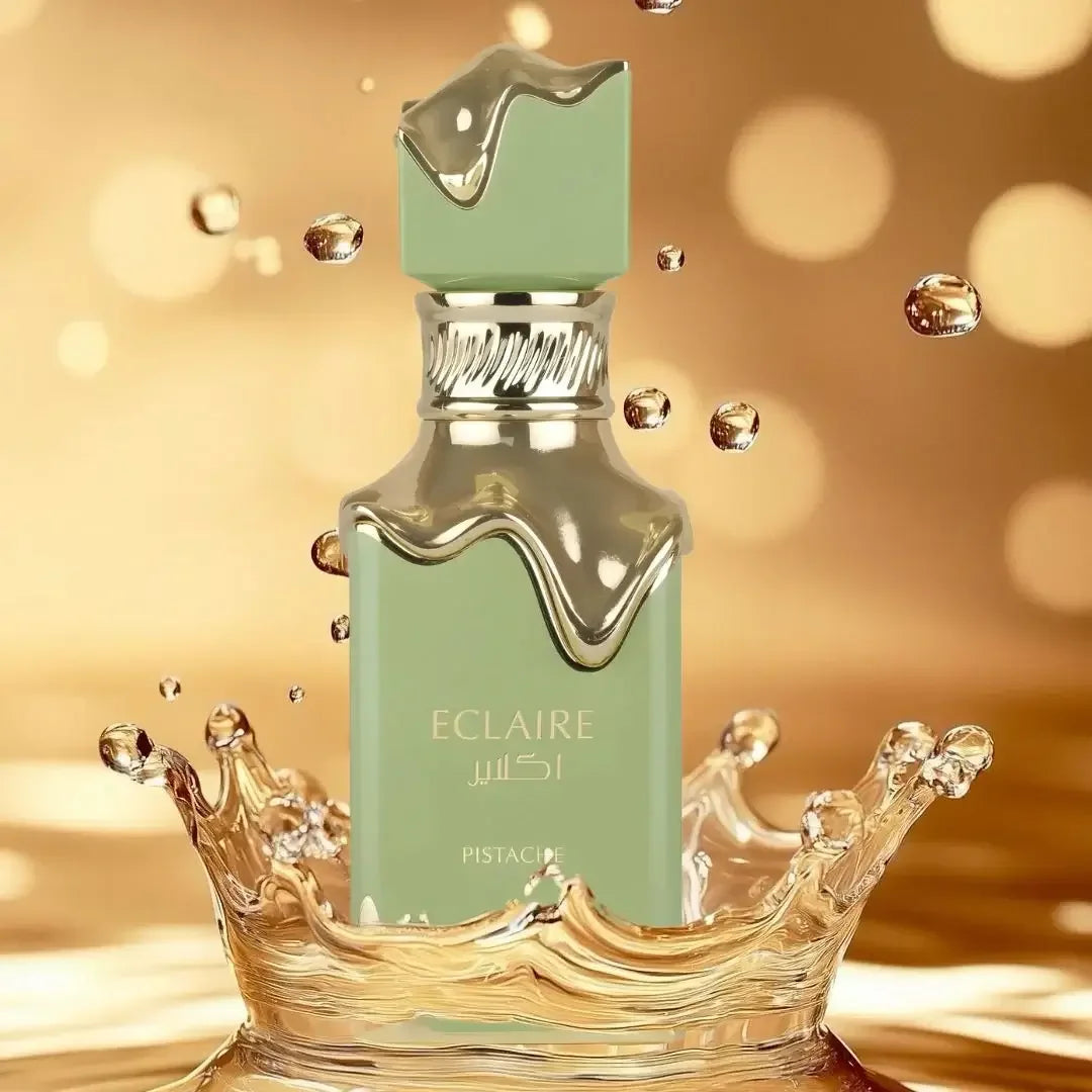 Luxusparfumflakon ECLAIRE Pistache mit goldenen Details, spritzendes Wasser, edler Hintergrund