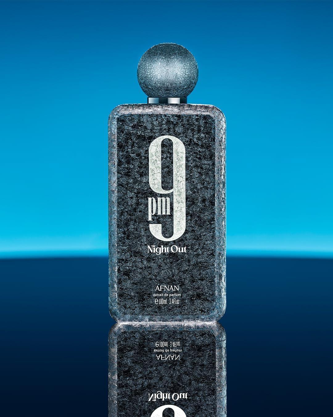 Afnan 9pm Night Out Parfumflakon vor blauem Hintergrund, modernes und elegantes Design