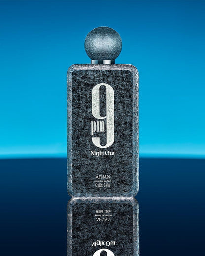 Afnan 9pm Night Out Parfumflakon vor blauem Hintergrund, modernes und elegantes Design