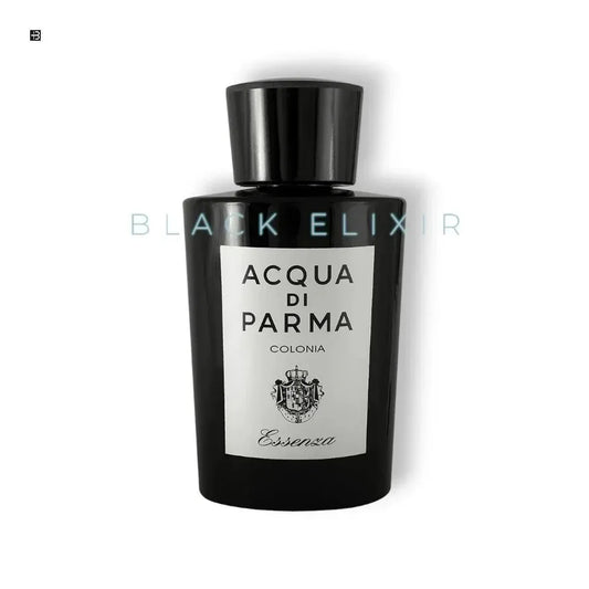 Schwarzer Flakon Acqua di Parma Colonia Essenza, luxuriöses Herrenparfum auf weißem Hintergrund.