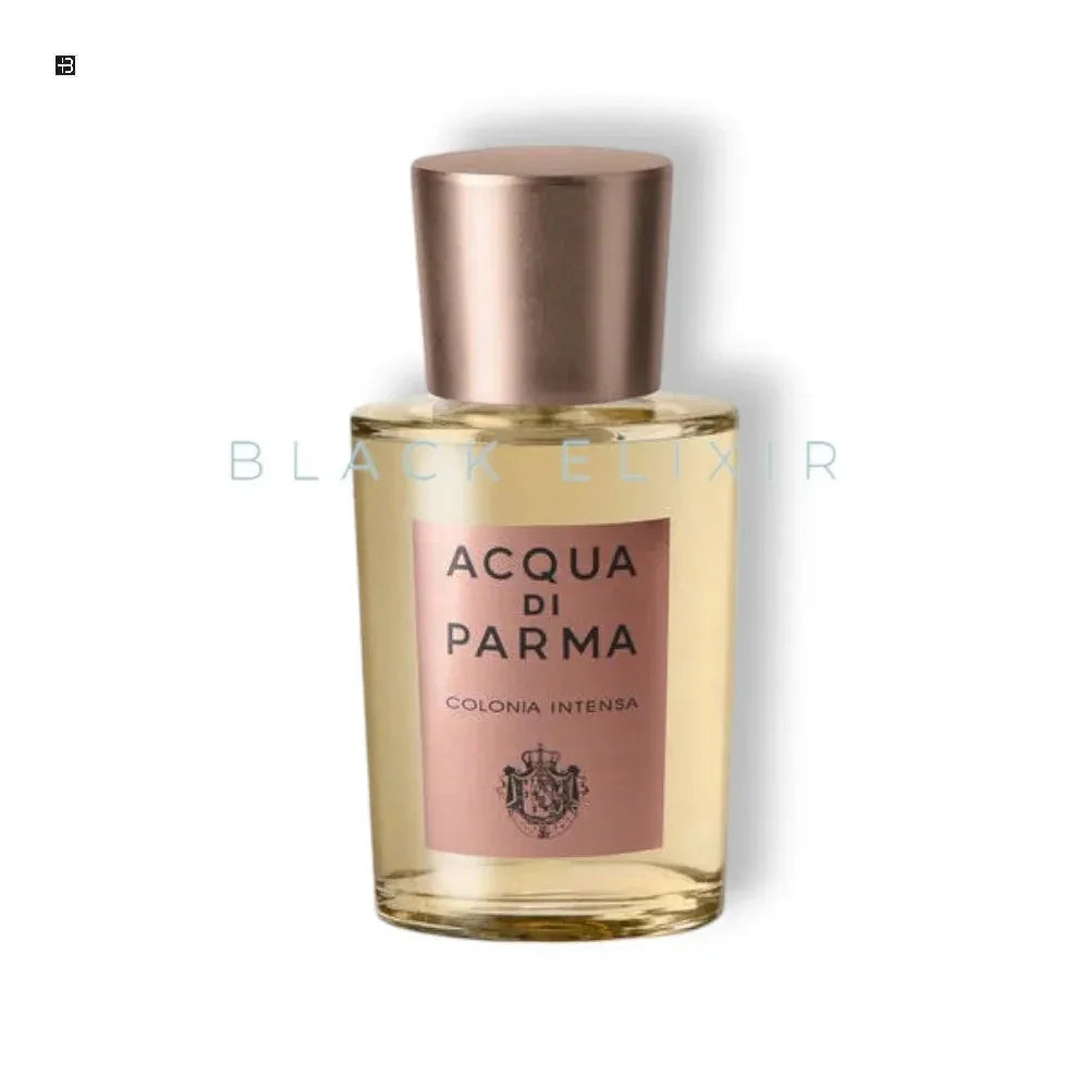 Luxusparfum Flakon Acqua di Parma Colonia Intensa mit goldfarbenem Verschluss auf weißem Hintergrund