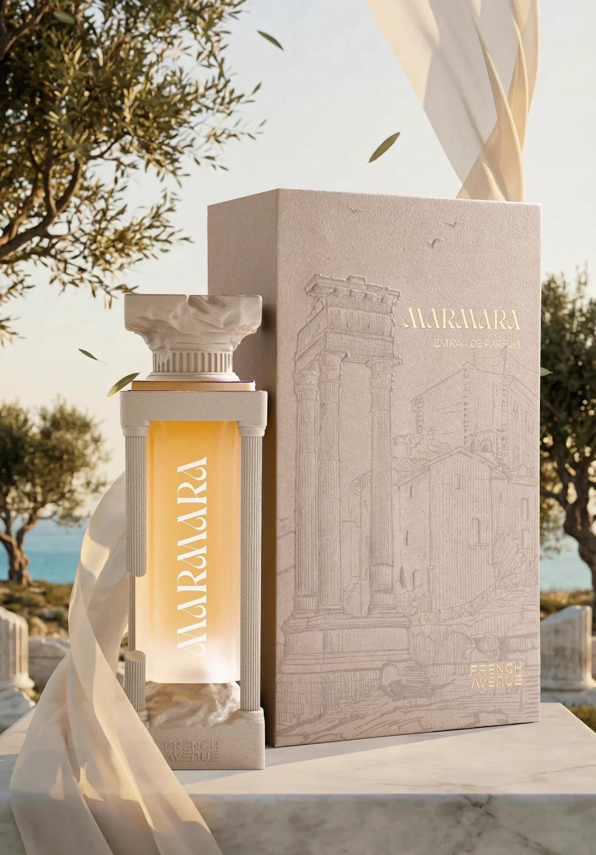 French Avenue Marmara Extrait de Parfum: Säulenförmiger Flakon mit beigefarbener Verpackung.