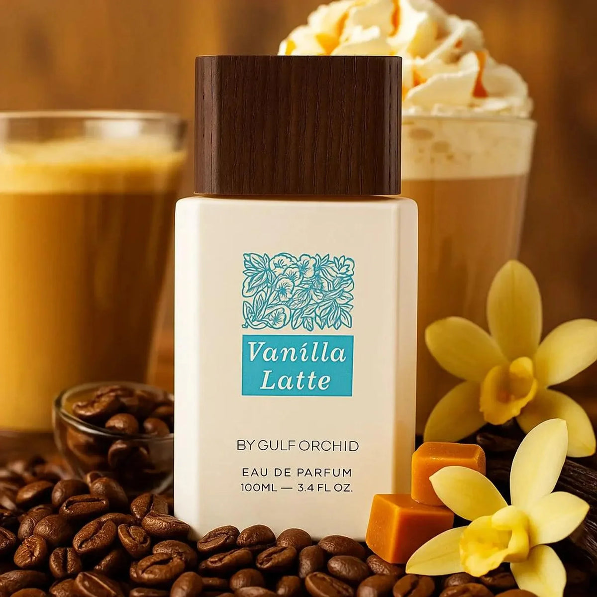 Vanilla Latte Parfumflakon umgeben von Kaffeebohnen, Vanilleblüten und Karamell, im Hintergrund ein Latte Macchiato