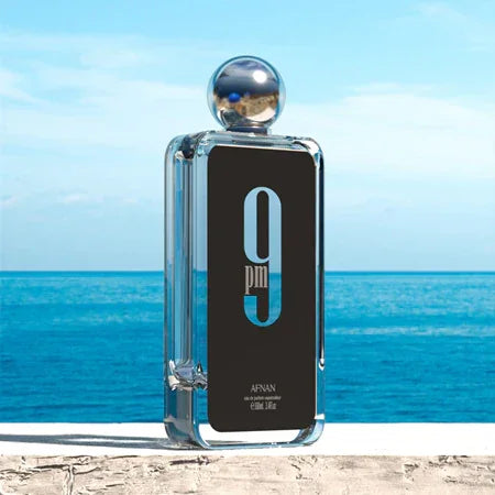 Luxusparfumflakon 9 PM vor blauem Meer, stilvoll und elegant präsentiert