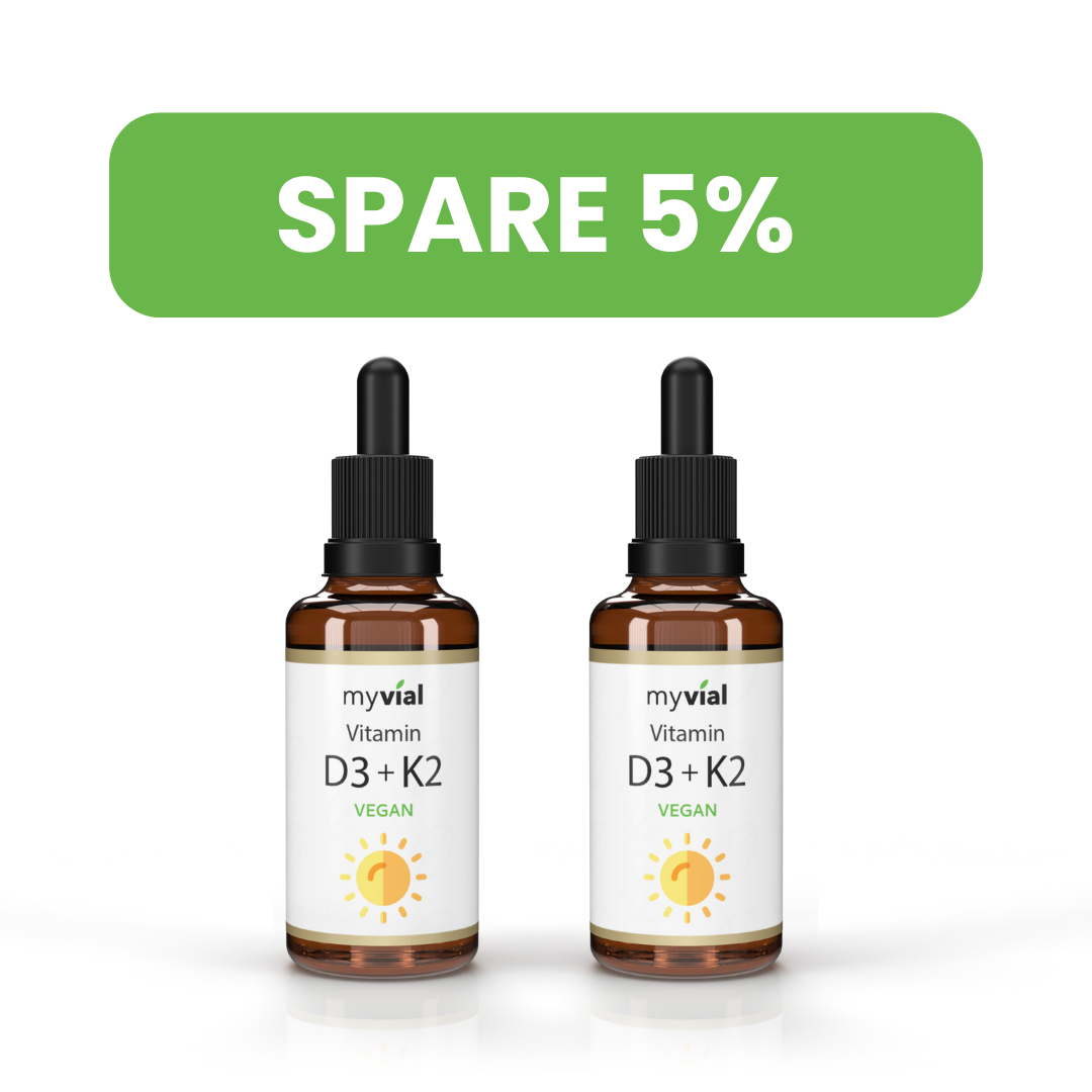 Zwei braune Glasfläschchen mit Pipette von myvial Vitamin D3 + K2 Tropfen.