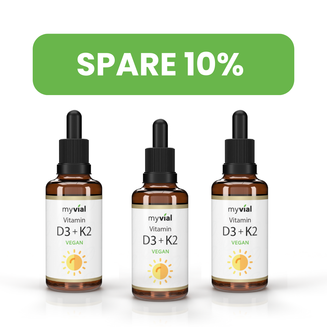 Drei Braunglasflaschen myvial Vitamin D3 + K2 Tropfen mit Pipette und 10% Rabatt-Banner.