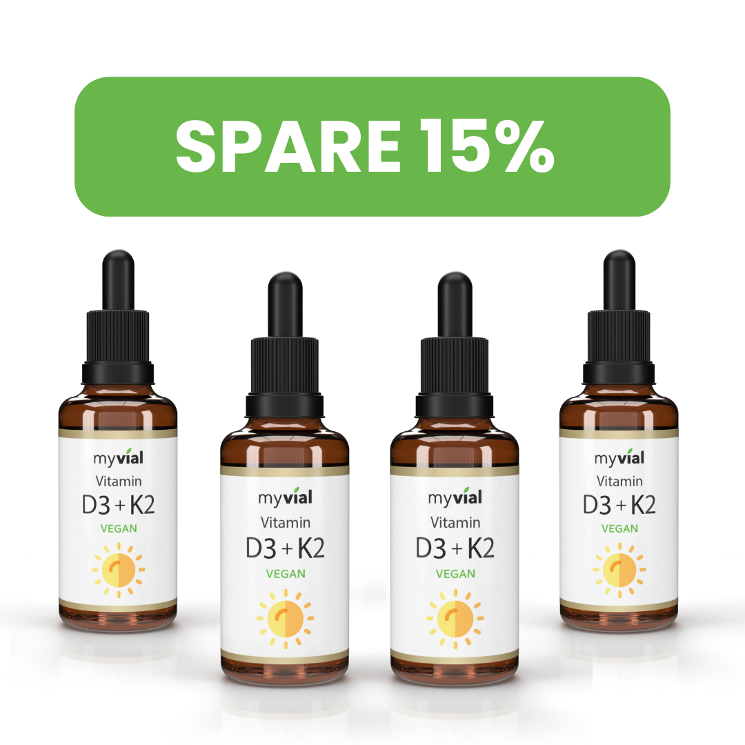 Vier braune Glasflaschen mit Pipette von myvial Vitamin D3 + K2 Tropfen und 15% Rabatt-Banner.