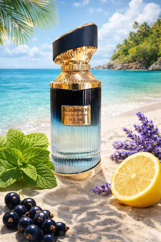 Luxusparfumflakon auf sandigem Strand mit Minze, Lavendel, Zitrone und schwarzen Johannisbeeren