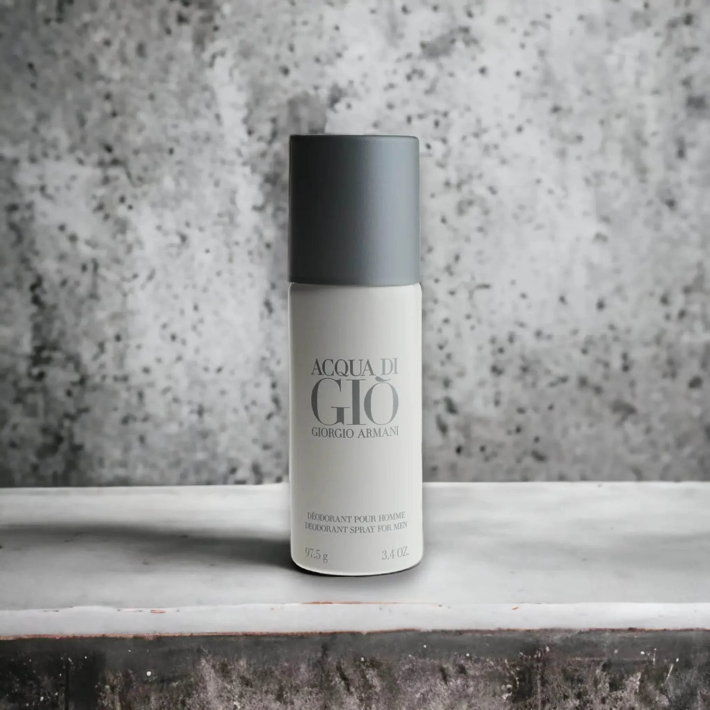 Acqua di Gio Deodorant Spray für Herren, silberne Flasche vor grauem Hintergrund