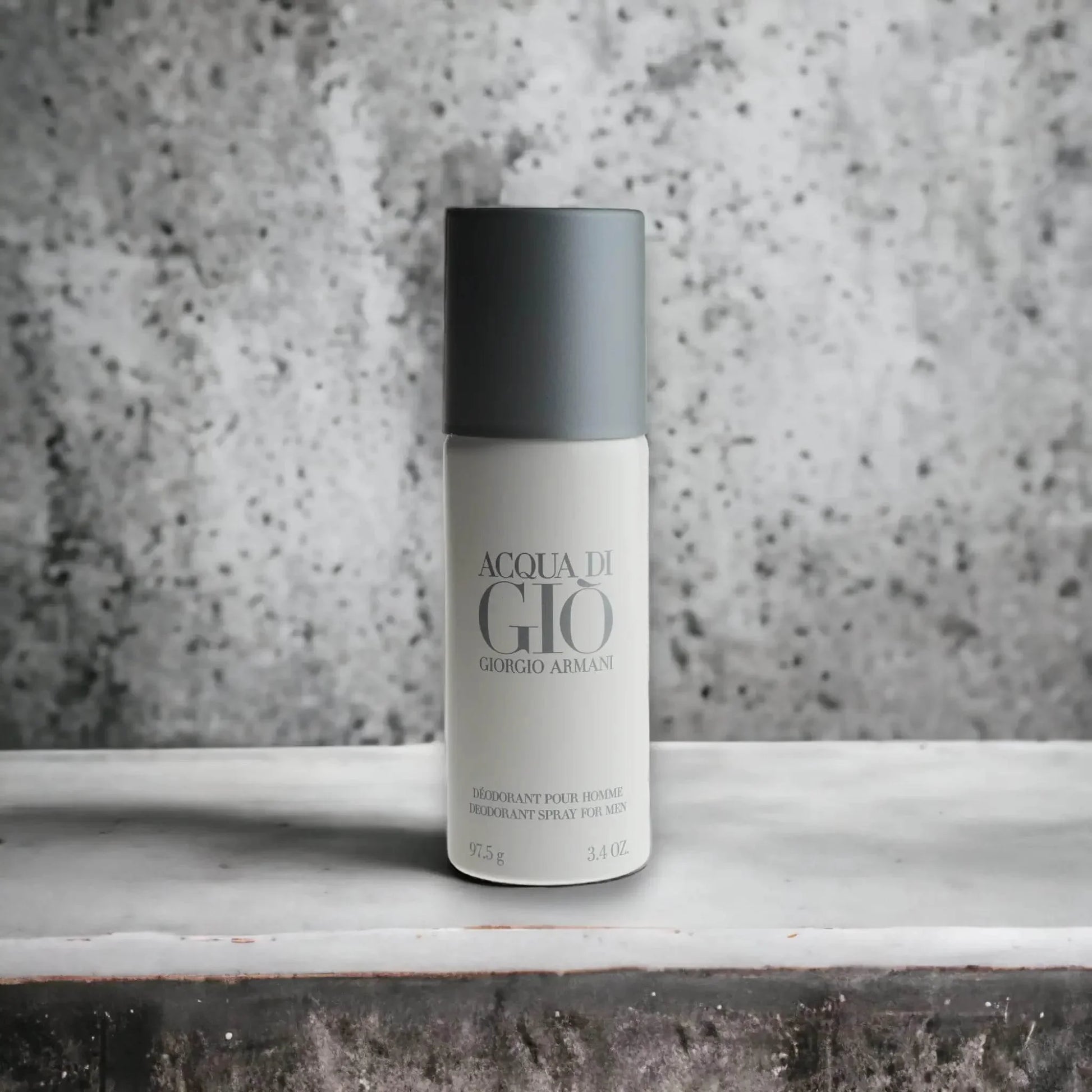 Acqua di Gio Deodorant Spray für Herren, silberne Flasche vor grauem Hintergrund